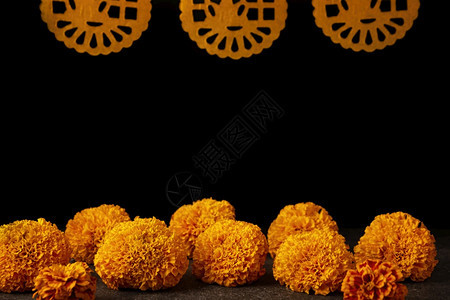 墨西哥人庆典圣徒Cempasucheil橙色花朵或MarigoldTagetes在墨西哥纪念死者日的祭坛上传统用法图片