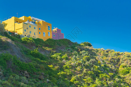 西班牙加那利群岛特内里费蓬塔布拉瓦的山顶和色彩缤纷的建筑造城市屋图片
