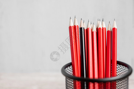 颜色团队与红铅笔群不同的黑独特领袖策略独立思考不同维商业和成功概念以及独特的领导战略商业和成功概念团体图片