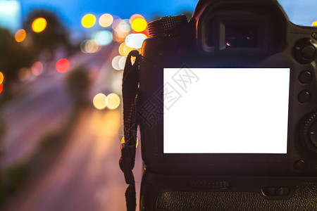 天空散景DSLR相机的关闭摄像头捕捉多彩光抽象圆形波克背景夜间时用空白屏幕拍摄的模拟图像Tripod上的DSLR工作室图片