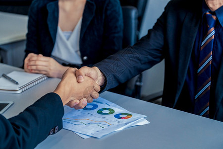 人们团队合作随意的商人协议概念和亚洲女在办公室握手商人在办公室握手协议图片