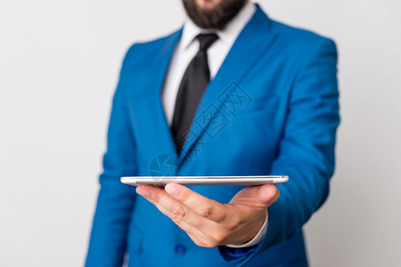 蓝色套房中打着领带的商人手里拿着笔记本电脑蓝色套房里打着领带的商人手里拿着笔记本电脑行政人员经理持有图片