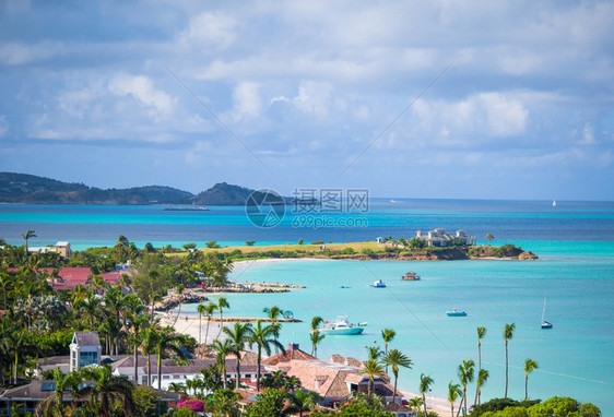 加勒比海奇异岛屿上热带白色海滩的美丽景加勒比海奇幻小岛安提瓜美观加勒比海热带岛屿湾的美丽景色游艇高度观图片