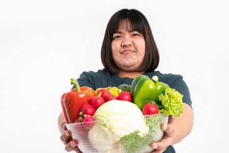 超重女孩手里拿着一碗蔬菜图片