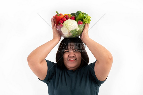超重女孩手里拿着一碗蔬菜图片