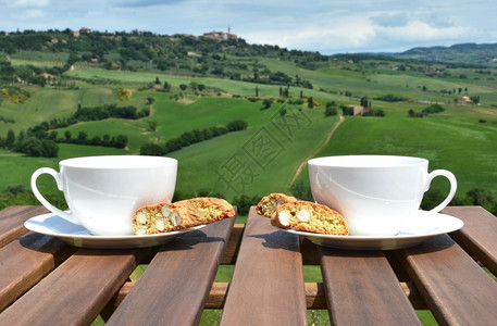 季节木制的沙漠桌上两个咖啡杯和罐子意大利托斯卡纳风景图片