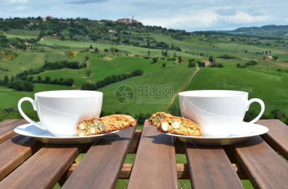 季节木制的沙漠桌上两个咖啡杯和罐子意大利托斯卡纳风景图片
