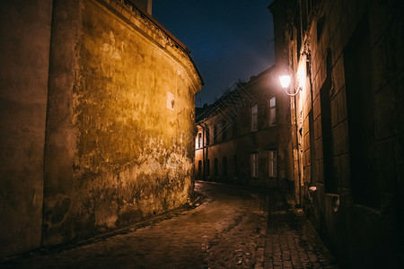 速连科欧洲旅行古老的狭窄夜晚有旧建筑和冬季背景的维尔纽斯街图片