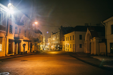 传统的正面古老狭窄夜晚有旧建筑和冬季背景的维尔纽斯街浪漫的图片