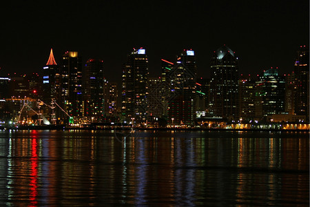 城市的码头圣迭戈夜空中线与水反射美丽的图片