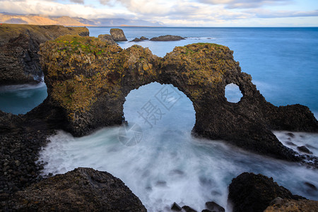 多岩石的水冰岛西部斯涅尔森半岛Arnarstapi镇Gatklettur拱门北欧的图片