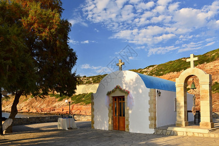 希腊克里特岛日落时美丽的希腊小礼拜堂钟建造夏天图片