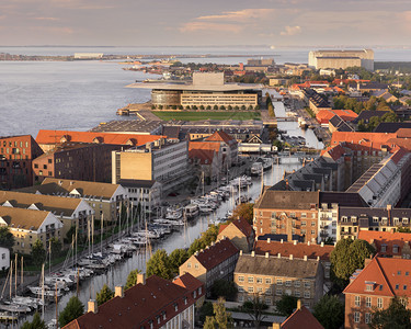 现代的天空丹麦哥本哈根晚上屋顶和运河的鸟瞰图图片