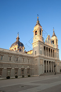 日出目的地正面阿尔穆德纳大教堂西班牙马德里图片