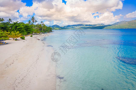 云多米尼加RinconBaySamana半岛Rincon海滩的美妙热带空中摄影风景假期图片
