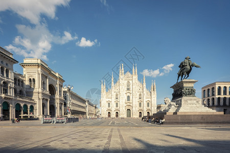 奉献地标纪念碑米兰大教堂Duomo和VittoriioEmanuuele雕像长期于意大利米兰Duomo广场阳光晴天和云中图片