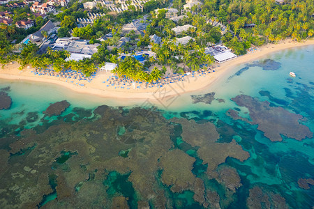 目的地多米尼加巴比亚普林西海滩萨马纳半岛的白船登陆热带海滩无人驾驶飞机风景优美海图片