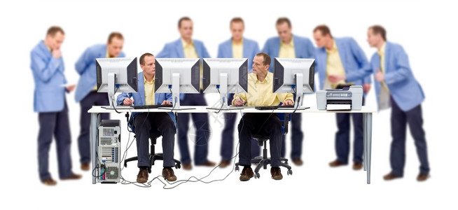 不经意的人们在职几个和两在电脑上工作的家伙混在一起工作玩得很聪明图片