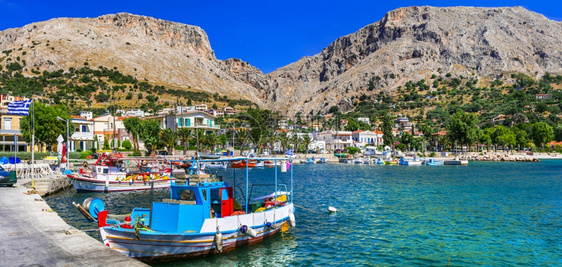 宁静Chios岛Vrotandos镇希腊传统多彩渔船生动受欢迎的图片