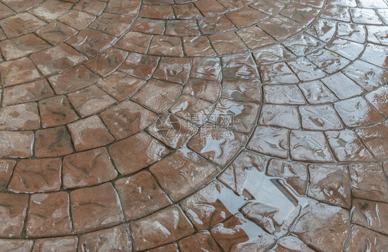 雨后步行地板及其反射在水空间中可见移动空间选择焦点和重粗糙的结石墙纸图片