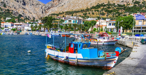 旅游真正的Chios岛Vrotandos镇希腊传统多彩渔船钓鱼图片