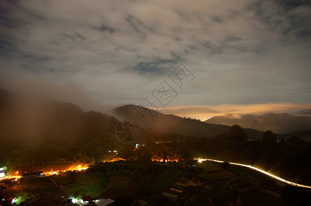 马来西亚卡梅伦高地晚上在山丘和谷之间的Lit公路上漂浮在灯笼洞视所突出显示的雾中旅行阳光农场图片