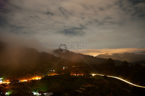 马来西亚卡梅伦高地晚上在山丘和谷之间的Lit公路上漂浮在灯笼洞视所突出显示的雾中旅行阳光农场图片