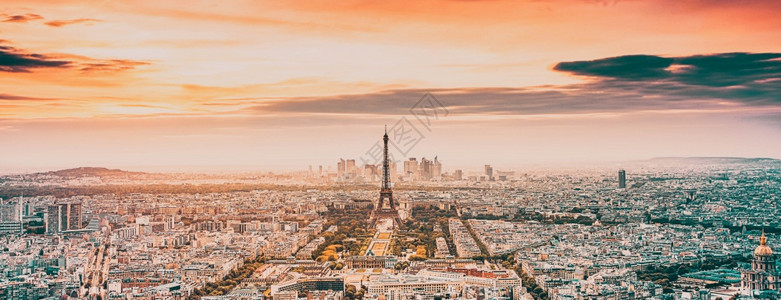 生活日落时用标志埃菲尔塔在巴黎上空中观察超过法国图片
