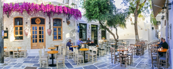 复古的希腊传统塔文和咖啡厅与老男人Ios岛古老城镇ChoraCyclades希腊30521门希腊语图片