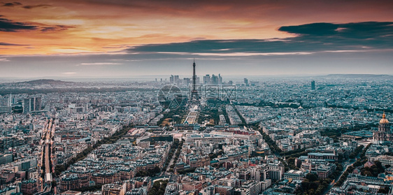日落时用标志埃菲尔塔在巴黎上空中观察标志蓝色美丽图片