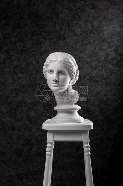 极简主义时代黑色纹理椅子上的古代白色维纳斯半身像石膏复制品雕塑女人脸希腊神话中的爱情女文艺复兴时期古代白色半身像维纳斯雕的石膏复图片