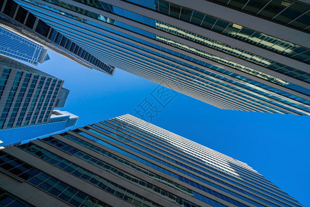 城市的中心现代办公室眼镜建筑在美国华盛顿的蓝天空下城市风景户外金融摩天大楼概念对称和视角架构FS天际线图片