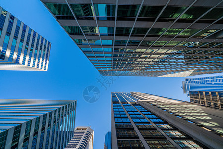 商业现代办公室眼镜建筑在美国华盛顿的蓝天空下城市风景户外金融摩天大楼概念对称和视角架构FS城市的现代图片