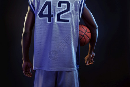 篮球运动员的背影图片