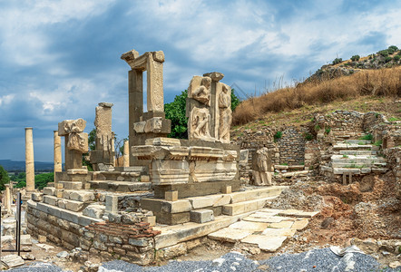 火鸡在阳光明媚的夏日土耳其古以弗所市波利奥喷泉的斐摩斯雕像遗址土耳其古代以弗所的波利斐摩斯雕像结石古老的图片