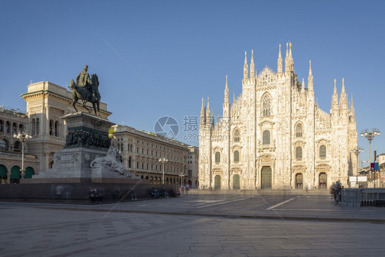 镇年龄在阳光明媚的日子里意大利米兰教堂广场的米兰大教堂和维托里奥埃马努莱雕像长时间曝光旅行图片
