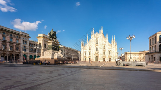 意大利语镇在阳光明媚的日子里意大利米兰教堂广场的米兰大教堂和维托里奥埃马努莱雕像长时间曝光晴天图片