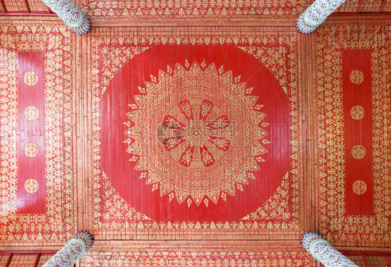 小说历史反射泰国传统风格的金绘画在泰国北部教堂木天花板上的泰国传统风格金画不需要财产放行公共地区图片