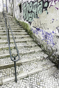 窗户景观2014年月日在里斯本市旧街Alfama区Alfama的楼梯假期图片
