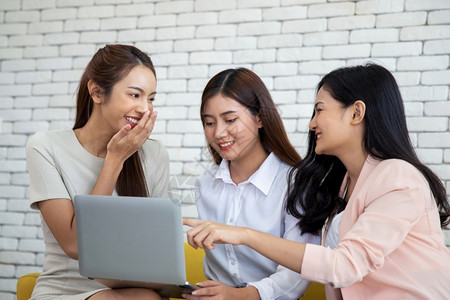 社会的商业妇女群体在享受公职期间聚会和欢笑的愉快气氛中女商人群体团专业的图片