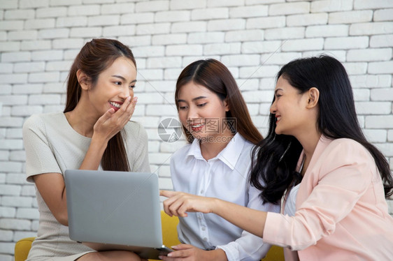 社会的商业妇女群体在享受公职期间聚会和欢笑的愉快气氛中女商人群体团专业的图片