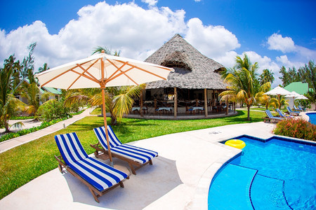 休息室水美丽的热带豪华度假村的沙滩躺椅马尔代夫美丽的热带海滩上白色躺椅图片