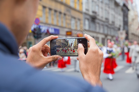 照片戏服市里加拉脱维亚唱乐节街头歌手民族服装和文化表演者2018年传统图片