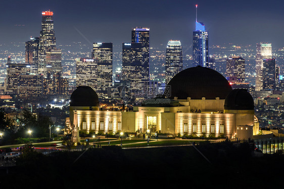 建筑学著名的美国格里菲斯天文台和下城洛杉矶夜空中线图片