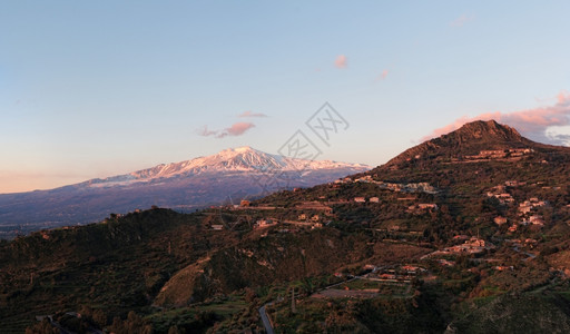 日出粉色的波隆斯基在201年爆发之前从意大利西里Taormina的黎明时见Etna火山图片