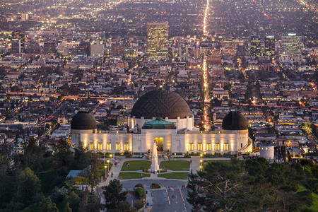 格里菲斯天文台和洛杉矶晚上交通黄昏地标图片
