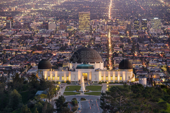 格里菲斯天文台和洛杉矶晚上交通黄昏地标图片