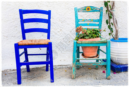 旅行咖啡店街道传统古希腊酒吧和带有典型木制椅子的塔文图片