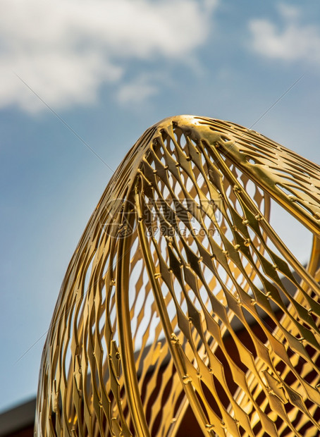 泰国曼谷201年6月3日为在公园建筑结构中具有装饰吸引力的金钢雕塑由装饰金属组成照片以低角度拍摄与背景蓝天空相对选择焦点拍照几何图片