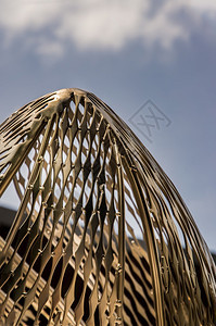 蓝色的装饰泰国曼谷201年6月3日为在公园建筑结构中具有装饰吸引力的金钢雕塑由装饰金属组成照片以低角度拍摄与背景蓝天空相对选择焦图片